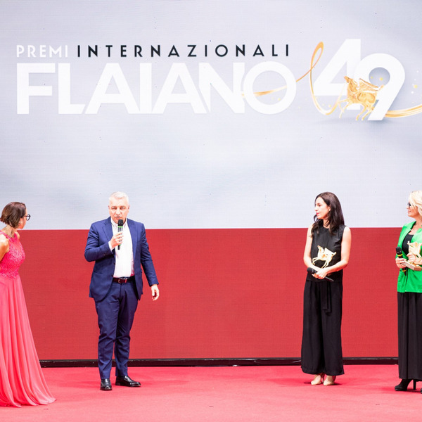 Stefania Battistini E Francesca Mannocchi Ricevono Il Pegaso D&#039;Oro Da Piero Anchino, Direttore De Il Centro- Premi Internazionali Flaiano
